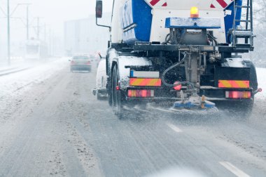 kar temizleme makinesi sokakta kış anda çalışıyor.