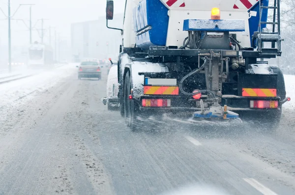 Soplador de nieve de trabajo en la calle en invierno —  Fotos de Stock