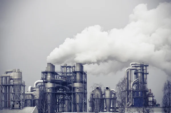 Rök föroreningar produceras av en stor fabrik — Stockfoto