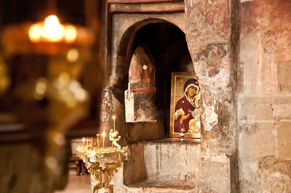 Bild der Jungfrau Maria in einer alten Kirche — Stockfoto