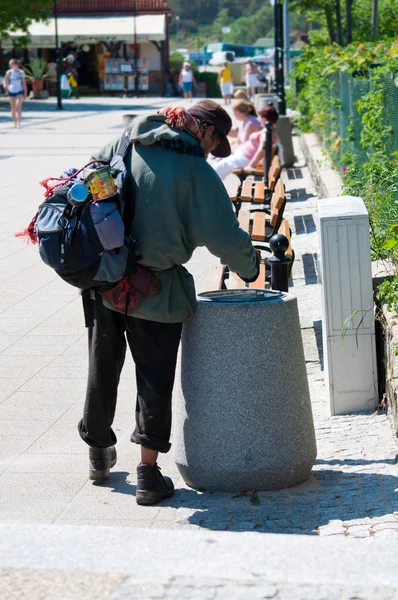 Hajléktalan ember keres élelmiszer a szemetet — Stock Fotó