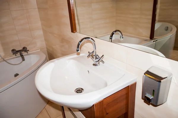 Закрыть раковину и зеркало в современной ванной комнате — стоковое фото