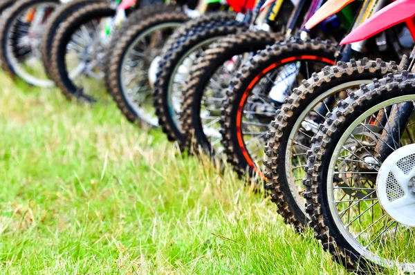 Motocross riders lined up before start on the race — Stock Photo, Image