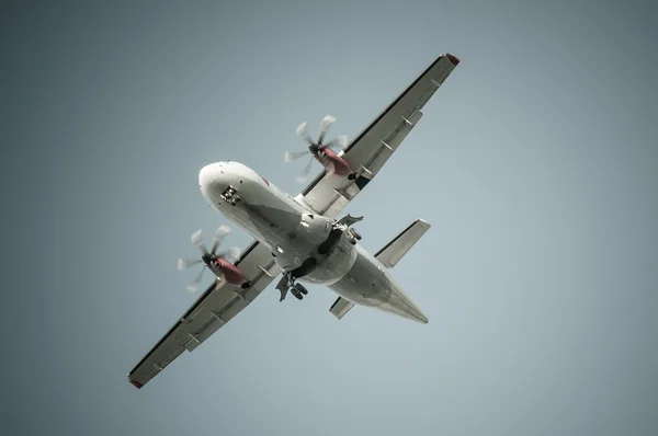 Velké letadlo v oblacích - dopravní letoun — Stock fotografie