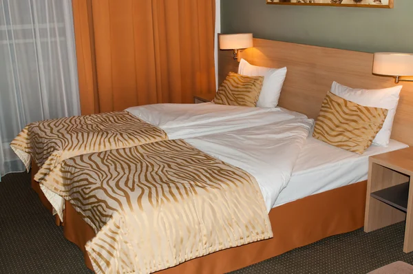 लक्झरी हॉटेल बेडरूममध्ये दोन मोठे बेड — स्टॉक फोटो, इमेज