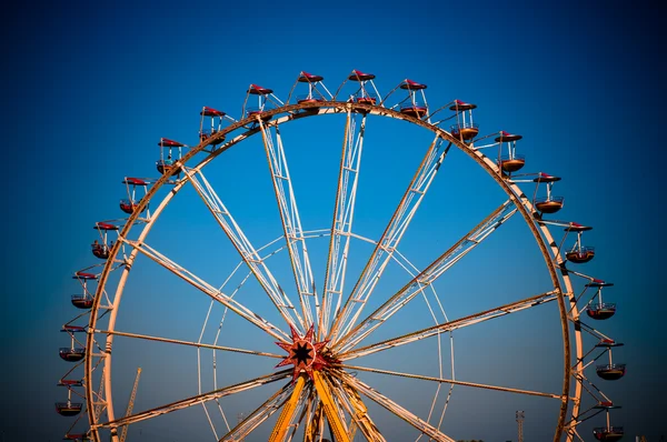 Rueda grande con cabinas multicolores en parque de atracciones —  Fotos de Stock