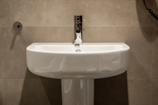 Ampio lavabo ovale e ceramica marmorea in bagno — Foto Stock