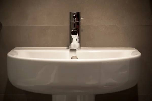 Ampio lavabo ovale e ceramica marmorea in bagno — Foto Stock