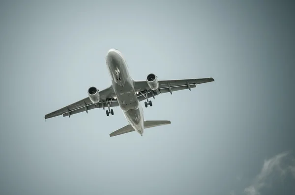 空 - 乗客の定期旅客機に大きな飛行機 — ストック写真