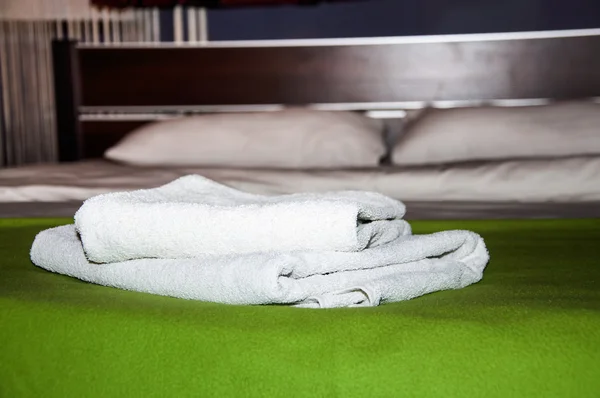 Luxusní ložnice s dvěma ručníky na postel — Stock fotografie
