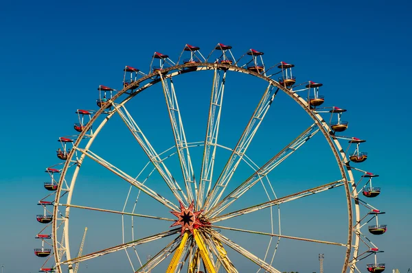 Duże koło z wielobarwnymi kabinami w parku rozrywki — Zdjęcie stockowe