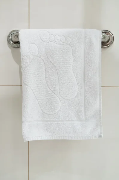 Asciugamano bianco pulito su un appendiabiti pronto all'uso — Foto Stock