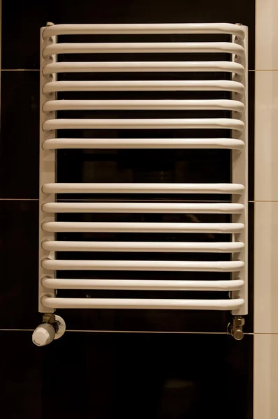 Beyaz banyo Kalorifer closeup koyu kahverengi duvarda — Stok fotoğraf