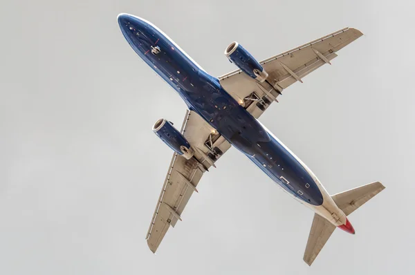 空 - 乗客の定期旅客機に大きな飛行機 — ストック写真