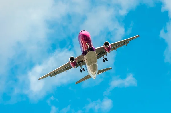 Stora flygplan i himlen - passagerare trafikflygplan — Stockfoto