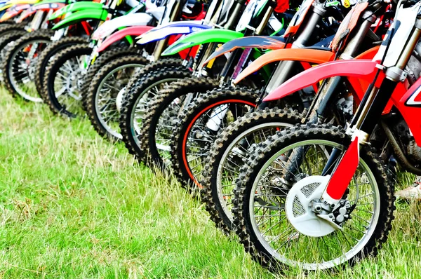 Motocross pilotos alinhados antes do início da corrida — Fotografia de Stock