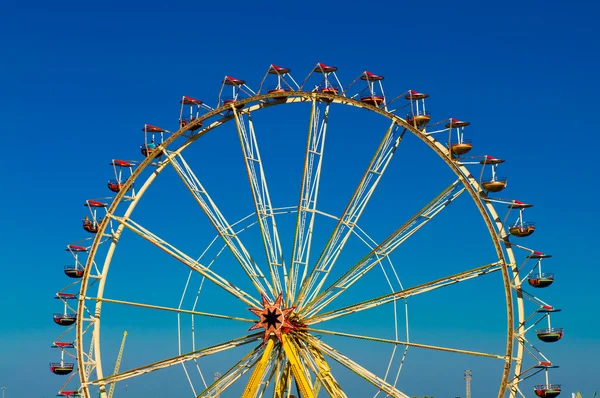 Большое колесо с разноцветными каютами в парке развлечений — стоковое фото