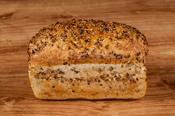 Frisches Brot auf dem braunen Holztisch — Stockfoto