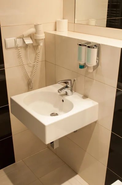 Close up of sink and mirror in modern bathroom — Stock Photo, Image