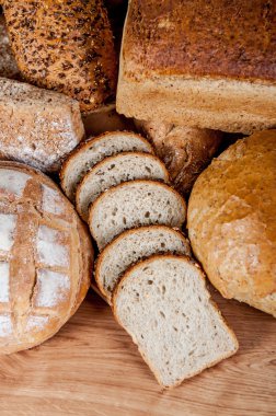 Tahta masada farklı ekmeklerden oluşan bir grup.