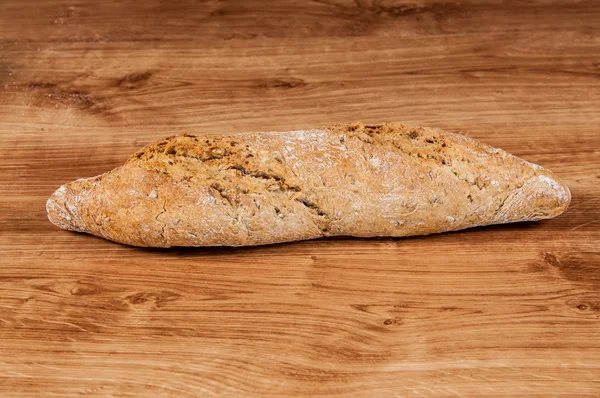 Taze ekmek kahverengi ahşap tablo — Stok fotoğraf