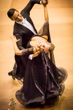 Yarışmacılar yavaş vals dansı conquest üzerinde dans