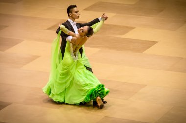 Yarışmacılar yavaş vals dansı conquest üzerinde dans