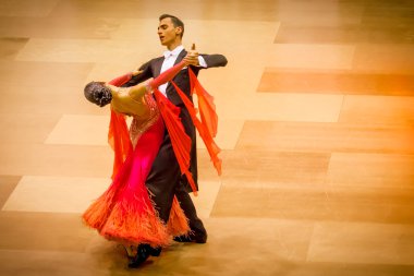 Yarışmacılar yavaş vals dansı conquest üzerinde dans