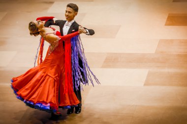 Yarışmacılar yavaş vals dansı conquest üzerinde dans