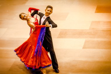 Yarışmacılar yavaş vals dansı conquest üzerinde dans