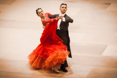 Yarışmacılar yavaş vals dansı conquest üzerinde dans