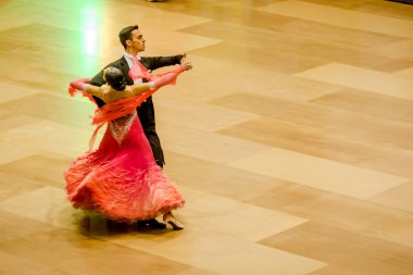 Yarışmacılar yavaş vals dansı conquest üzerinde dans