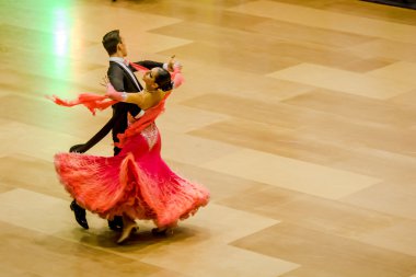 Yarışmacılar yavaş vals dansı conquest üzerinde dans