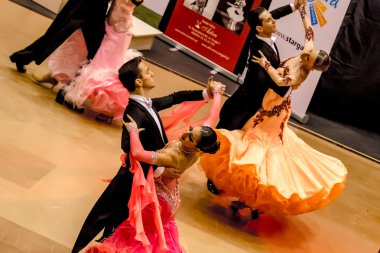 Yarışmacılar yavaş vals dansı conquest üzerinde dans