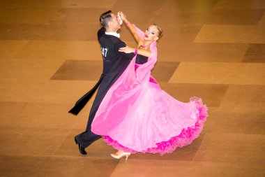 Yarışmacılar yavaş vals dansı conquest üzerinde dans