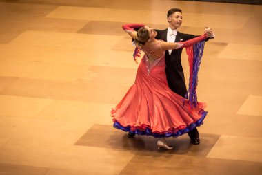 Yarışmacılar yavaş vals dansı conquest üzerinde dans