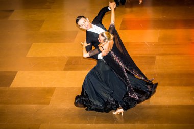 Yarışmacılar yavaş vals dansı conquest üzerinde dans