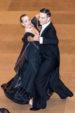 Yarışmacılar yavaş vals dansı conquest üzerinde dans