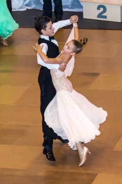 Yarışmacılar yavaş vals dansı conquest üzerinde dans