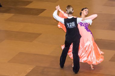 Yarışmacılar yavaş vals dansı conquest üzerinde dans