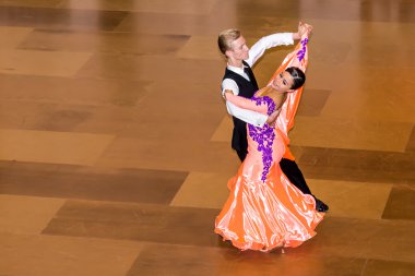 Yarışmacılar yavaş vals dansı conquest üzerinde dans