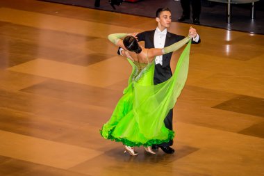 Yarışmacılar yavaş vals dansı conquest üzerinde dans