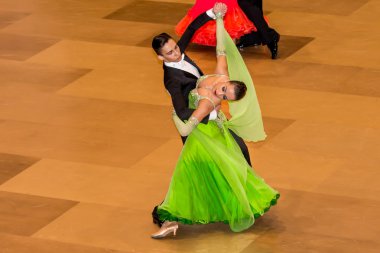 Yarışmacılar yavaş vals dansı conquest üzerinde dans