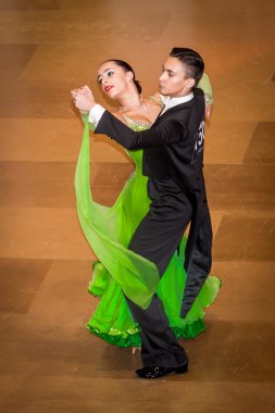 Yarışmacılar yavaş vals dansı conquest üzerinde dans