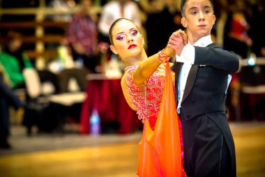 Yarışmacılar yavaş vals dansı conquest üzerinde dans