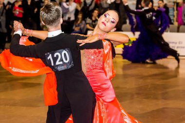 Yarışmacılar yavaş vals dansı conquest üzerinde dans