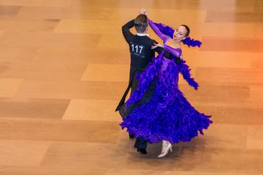 Yarışmacılar yavaş vals dansı conquest üzerinde dans