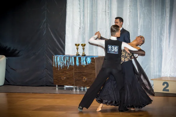 Kilpailijat tanssivat hidasta valssia tanssin valloituksessa — kuvapankkivalokuva