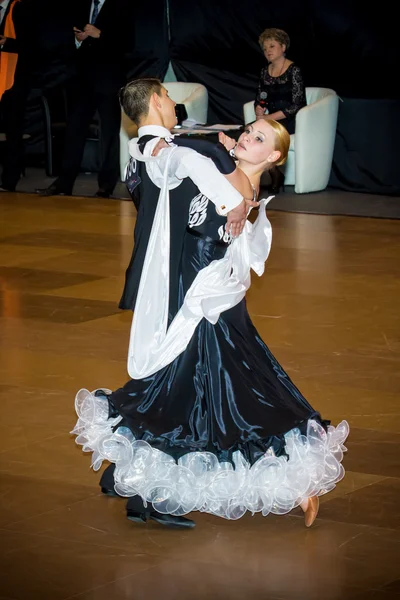 Concorrenti che ballano il valzer lento sulla conquista della danza — Foto Stock