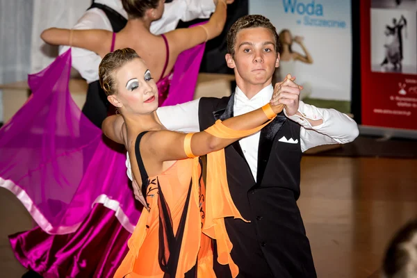 Competidores bailando vals lento en la conquista de la danza — Foto de Stock